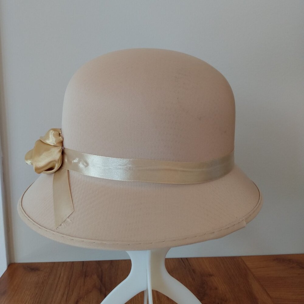 Vintage Cloche Hat Taupe with Satin Ribbon Flower Retro 70s Does 20s Style - Picture 2 of 8